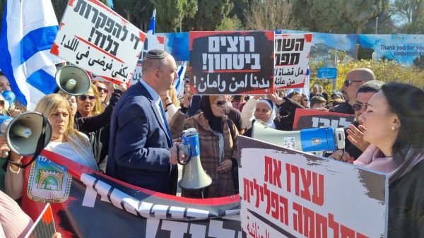 "רוצים ביטחון": תושבי לוד בהפגנת מחאה מול הכנסת