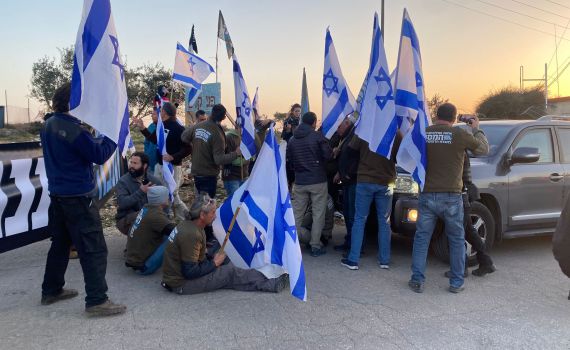 מפגינים בפתח בתי הח"כים: רכבו של ח"כ רוטמן נחסם