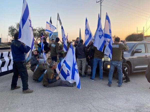 מפגינים בפתח בתי הח"כים: רכבו של ח"כ רוטמן נחסם