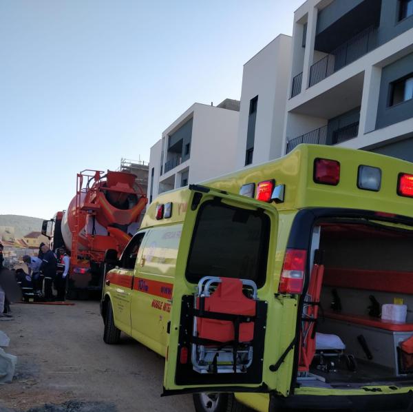 תאונת עבודה קשה: פועל בן 46 נהרג מפגיעת משאית