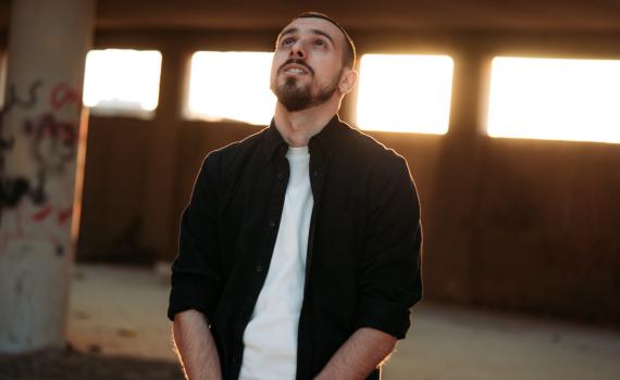 הסינגל החדש של אופיר אלחייני: "מעליי"