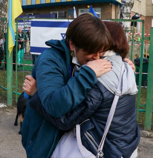 האיחוד המרגש בין הרופאה המתנדבת לאמה שחולצה מאזור קרב