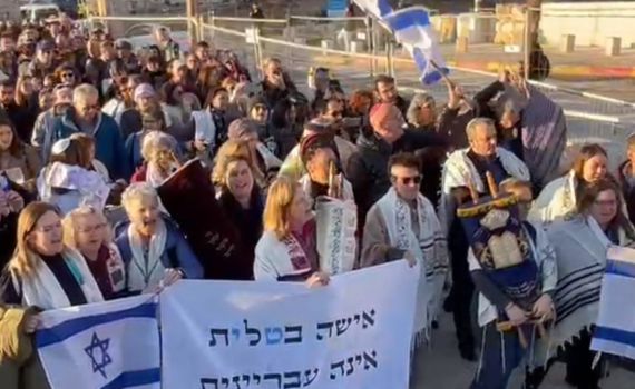 בניגוד להוראות: קריב ניסה להכניס ס"ת לעזרת הנשים בכותל