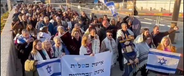 בניגוד להוראות: קריב ניסה להכניס ס"ת לעזרת הנשים בכותל