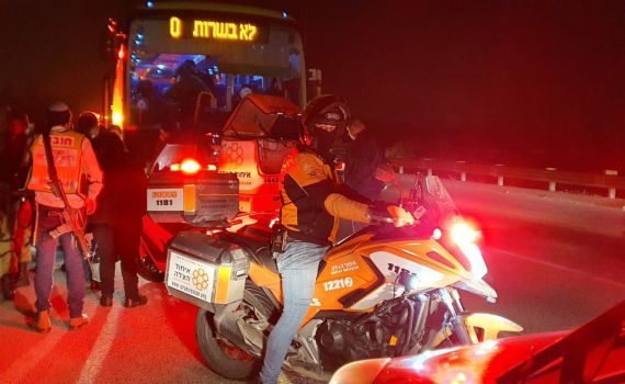 טרור האבנים: נהג אוטובוס נפצע סמוך לגבעת אסף