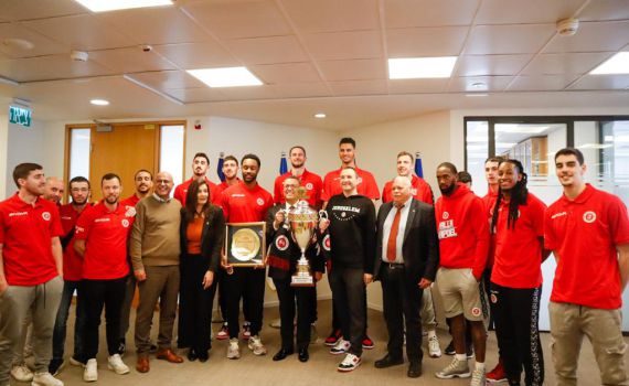 אחרי הזכייה בגביע: שחקני ירושלים חגגו עם ראש העיר