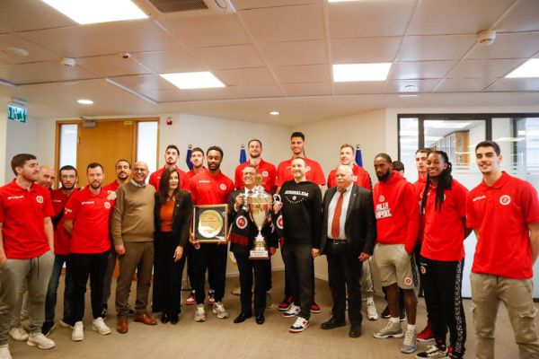 אחרי הזכייה בגביע: שחקני ירושלים חגגו עם ראש העיר