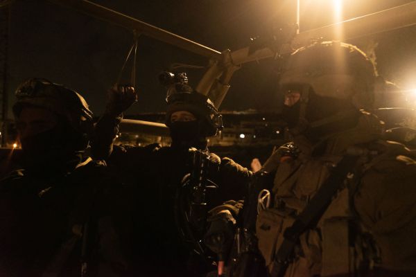 נלחמים בטרור: לוחמים עצרו מבוקשים בחברון