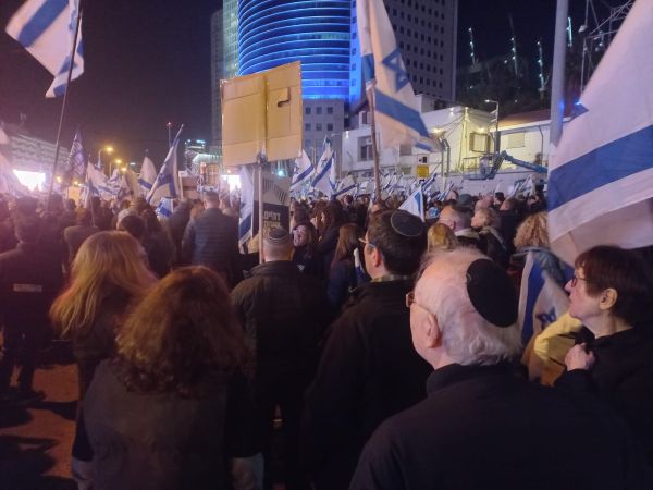 מכתב גלוי לחברותיי ולחבריי מהימין