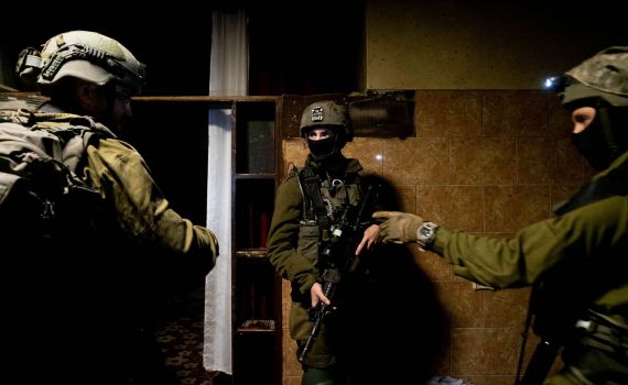 כוח צה"ל עצר הלילה חמישה מבוקשים | תיעוד