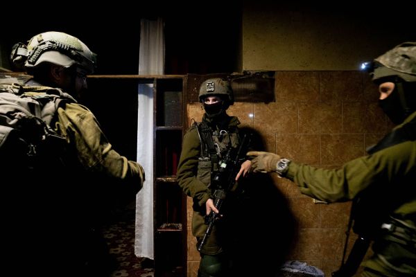 כוח צה"ל עצר הלילה חמישה מבוקשים | תיעוד