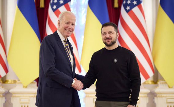 ביקור מפתיע: ביידן הגיע לקייב ונפגש עם זלנסקי