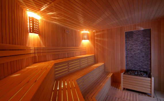 פתח תקווה: גבר איבד הכרה בסאונה, מצבו אנוש