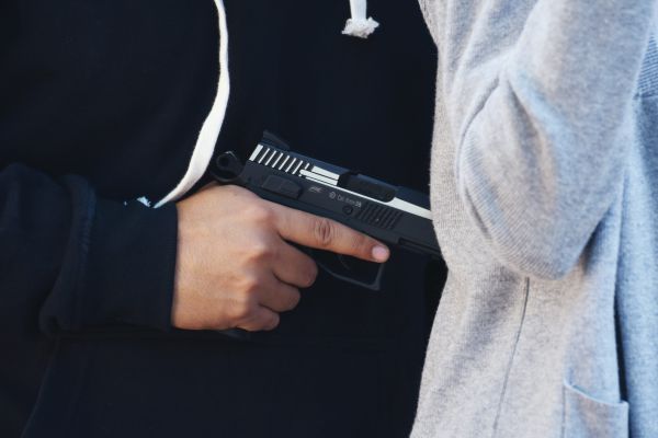 עבריינים חטפו צעיר וירו בו בגלל חשד שגנב להם אקדח