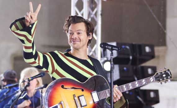 אאוץ' | הכוכבים הבריטים סירבו להופיע בבית המלוכה