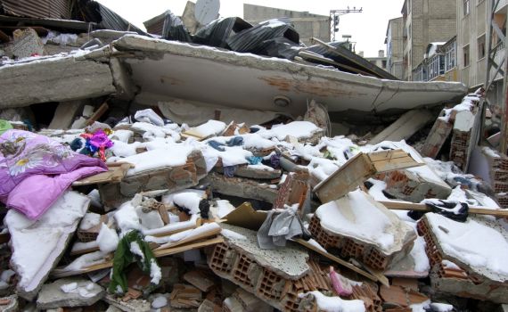 מעל 2,000 הרוגים בטורקיה וסוריה, עשרות אלפי פצועים