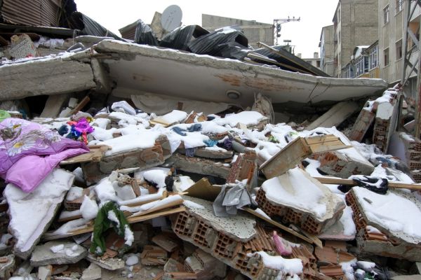 מעל 2,000 הרוגים בטורקיה וסוריה, עשרות אלפי פצועים