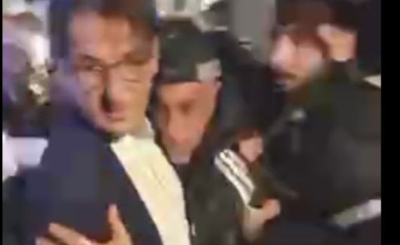 צפו: ח"כ ביסמוט מחולץ על ידי שוטרים מהמון זועם