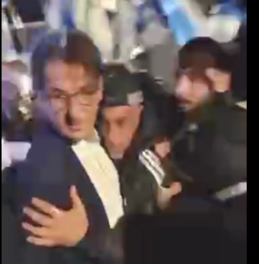 צפו: ח"כ ביסמוט מחולץ על ידי שוטרים מהמון זועם