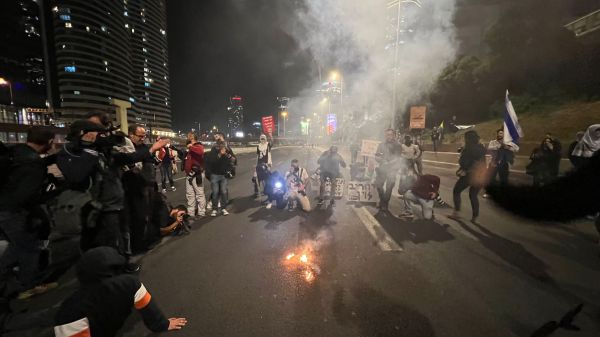 עוד כשלון של המשטרה: מפגינים חוסמים את איילון