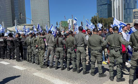 צפו: כך מנסה המשטרה למנוע את חסימת איילון
