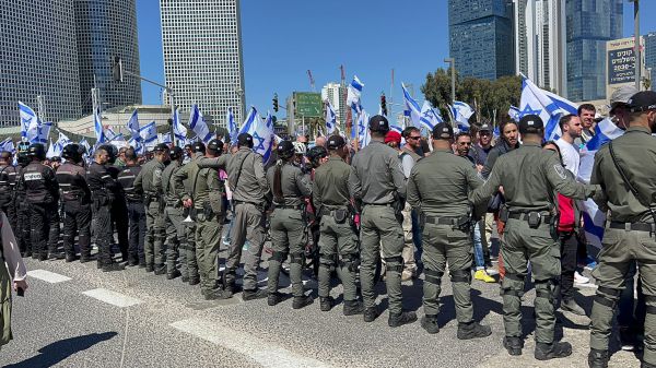 צפו: כך מנסה המשטרה למנוע את חסימת איילון