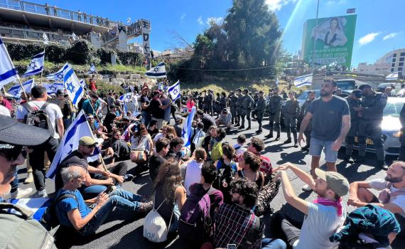 המשטרה נכשלה: המפגינים חוסמים את איילון