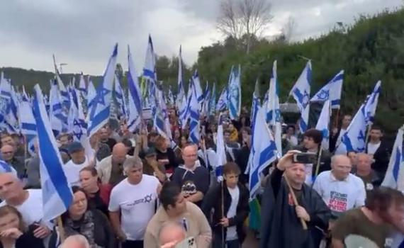 "שפן!": כך נראו ההפגנות בשבת מול הבית של גלנט