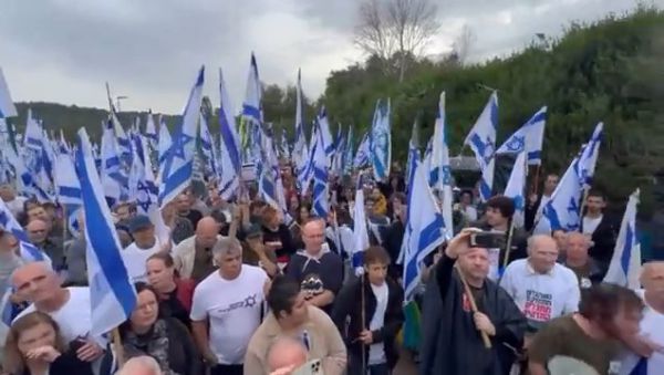 "שפן!": כך נראו ההפגנות בשבת מול הבית של גלנט