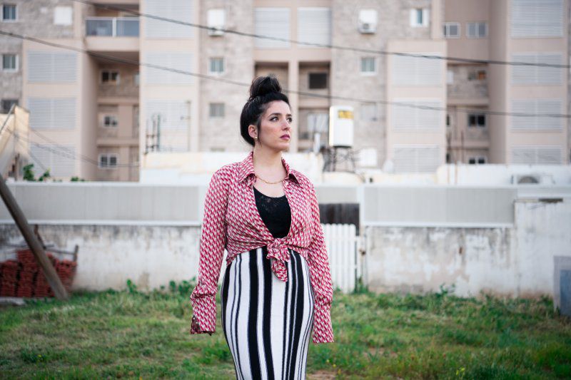 כלים בכיור, רצפה מלוכלכת: הזמרת הסרוגה בסינגל חדש