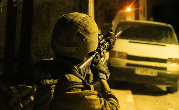 לוחמי צה"ל עצרו 13 מבוקשים הלילה | תיעוד