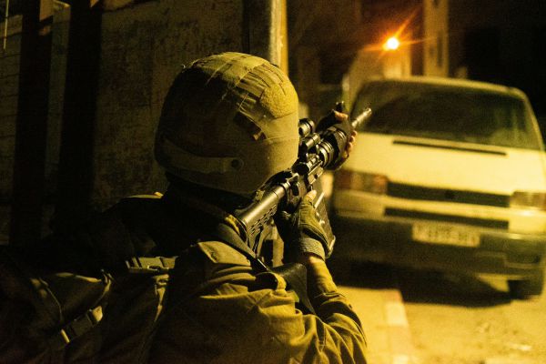 לוחמי צה"ל עצרו 13 מבוקשים הלילה | תיעוד