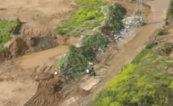 כמו בסרטים: מעצר חם של גנבי קטנוע חמושים. צפו