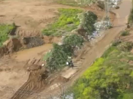 כמו בסרטים: מעצר חם של גנבי קטנוע חמושים. צפו