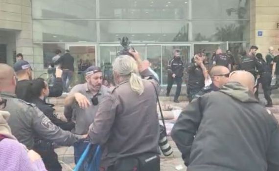 ב-30 שניות: כך סולקו המפגינים מתחנת המשטרה