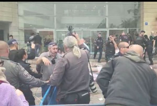 ב-30 שניות: כך סולקו המפגינים מתחנת המשטרה