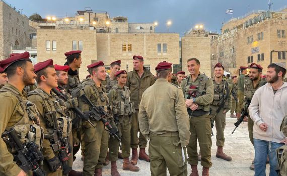 מרגש: קצין הצנחנים שנפצע אנוש בעיר דוד השתחרר