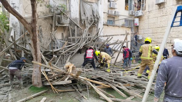 מודיעין עילית: פיגומי באתר בנייה קרסו – במקום לכוד