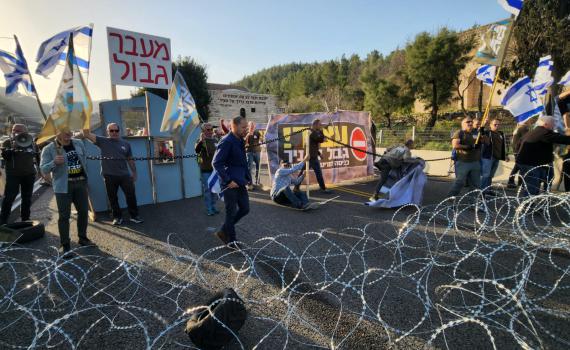 לאחר שמפגינים חסמו אותו: כביש 1 נפתח לתנועה
