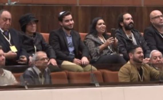 צפו: נתניהו ריגש את משפחתו של חבר הכנסת