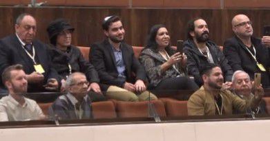 צפו: נתניהו ריגש את משפחתו של חבר הכנסת