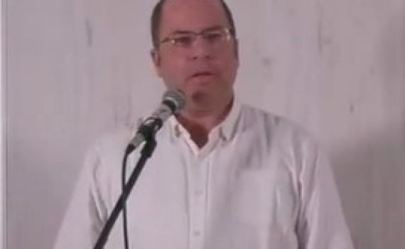 זה ענק: הרב אמנון בזק נותן בראש. צפו