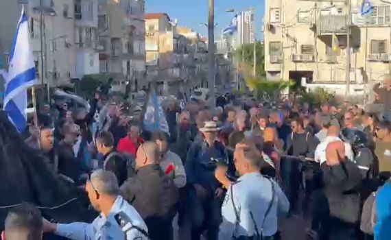 צפו: עימות פיזי בין שוטרים למפגינים בבני ברק