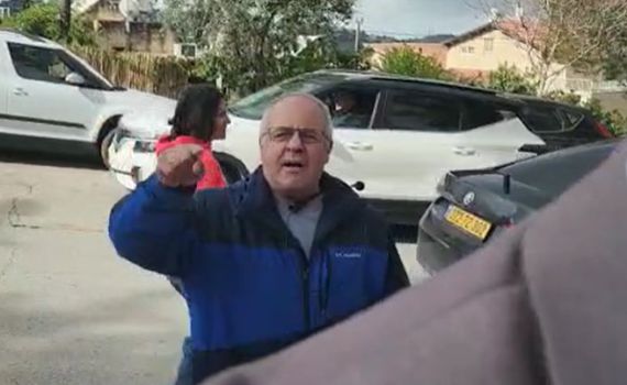 מפגינים הקיפו את בן גביר באמצע הרחוב. צפו