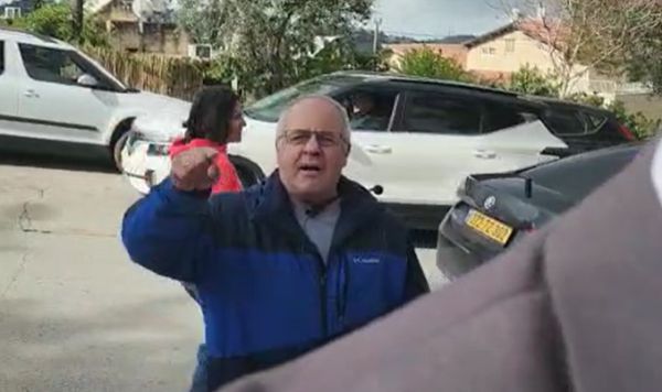 מפגינים הקיפו את בן גביר באמצע הרחוב. צפו