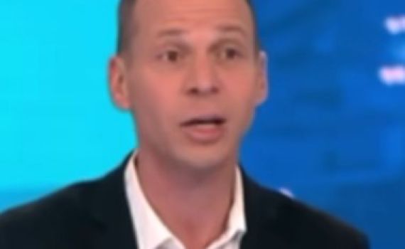 עמית סגל מקרקס טייס קרב שמאיים לא להתייצב. צפו