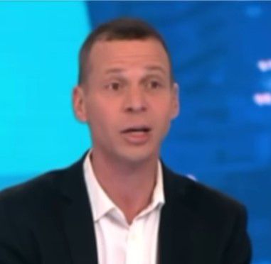 עמית סגל מקרקס טייס קרב שמאיים לא להתייצב. צפו