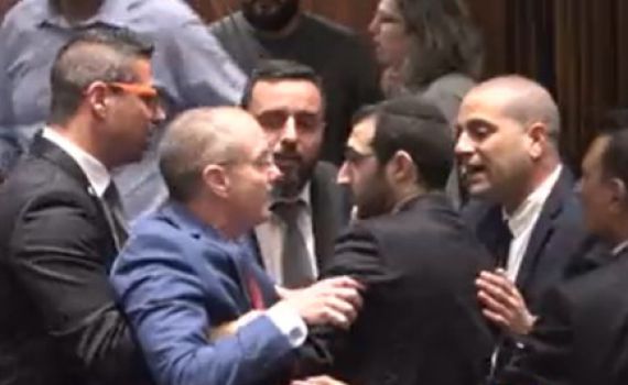 טירוף בכנסת: הח"כ סירב לצאת; הסדרנים רדפו אחריו