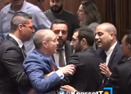 טירוף בכנסת: הח"כ סירב לצאת; הסדרנים רדפו אחריו