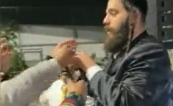 צפו: ראש העיר תועד מחלק סיגריות לקטינים בני 15